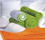 Cama, mesa e banho em Parnamirim